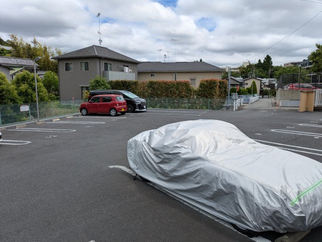 ペルーシェ B棟の駐車場