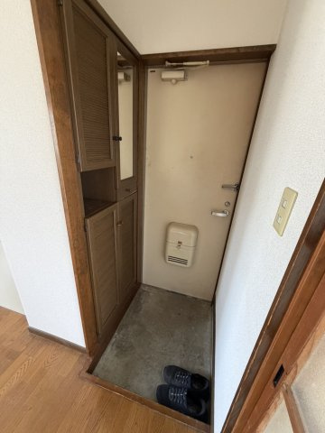 小宅コーポの玄関