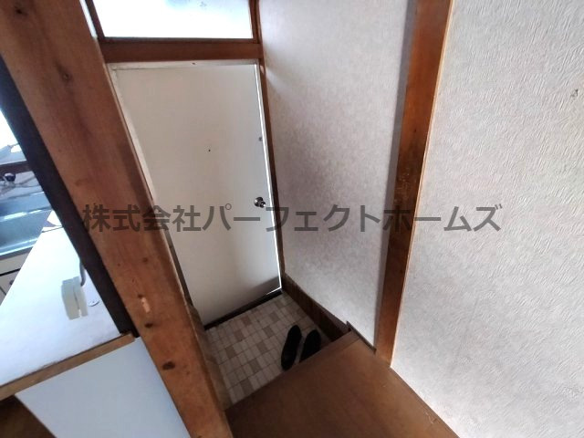 郡津4丁目テラスの玄関|明るい玄関です