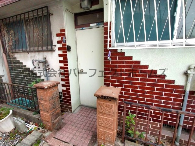 郡津4丁目テラスのエントランス|落ち着いたエントランスです