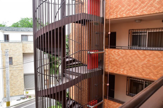 【その他共用部分】 | 外側のらせん階段。内側にも階段があります