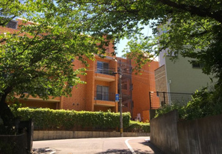 【外観】 | 緑豊かな環境に、オレンジの外壁タイルのコントラストが美しく映えます