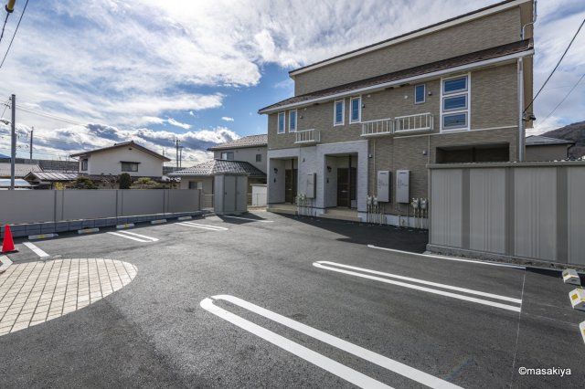 グランシャリオ咲の駐車場