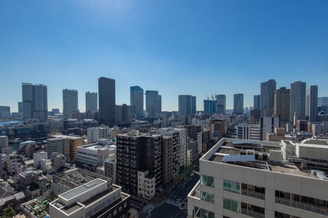 キャピタルゲートプレイスザ・タワーの展望|バルコニーからの開放的な眺望です。開けた空を眺めながらほっと一息つき、日々をアップデート。都心ならではの夜景も楽しめそうですね。