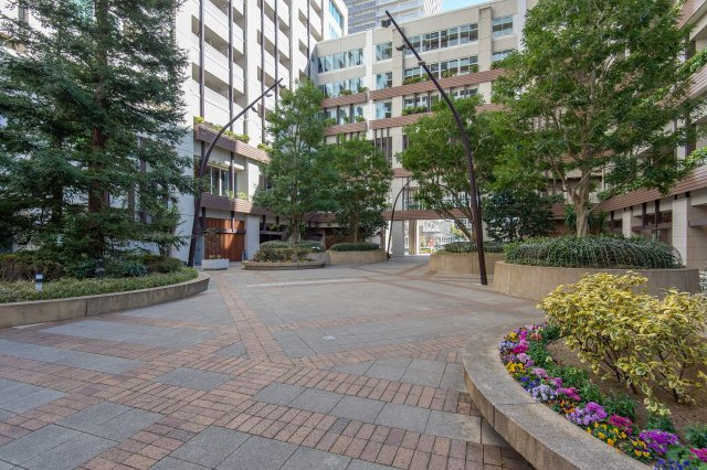 キャピタルゲートプレイスザ・タワーのその他共用部分|1100㎡超のスペース豊富な緑で満たした都市に浮かぶ森「ザ・ガーデン」です。居住者の憩いの場になっています。