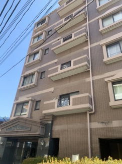 【外観】 | 2階部分の角部屋で階下は駐車場になっているので、元気いっぱいのお子さまがいるご家庭でも安心です