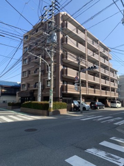 【外観】 | 地下鉄の駅まで徒歩8分。高取エリアは人気のある学校区です。駐車場は各住戸1台確保されるので、お車をお持ちの方でも安心です。楽器相談OKなので、趣味やお仕事で楽器を使われる方にもおススメの物件です！