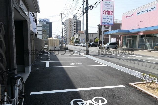 エレアージュ姫路駅南の駐車場|エントランス前の駐車場です。