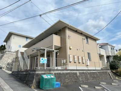 【外観】 | ルミエール栗平 | 小田急多摩線「栗平」駅まで徒歩4分！便利な立地の2階建てアパートです♪通勤通学はもちろん、お買い物やお出かけにもGood☆