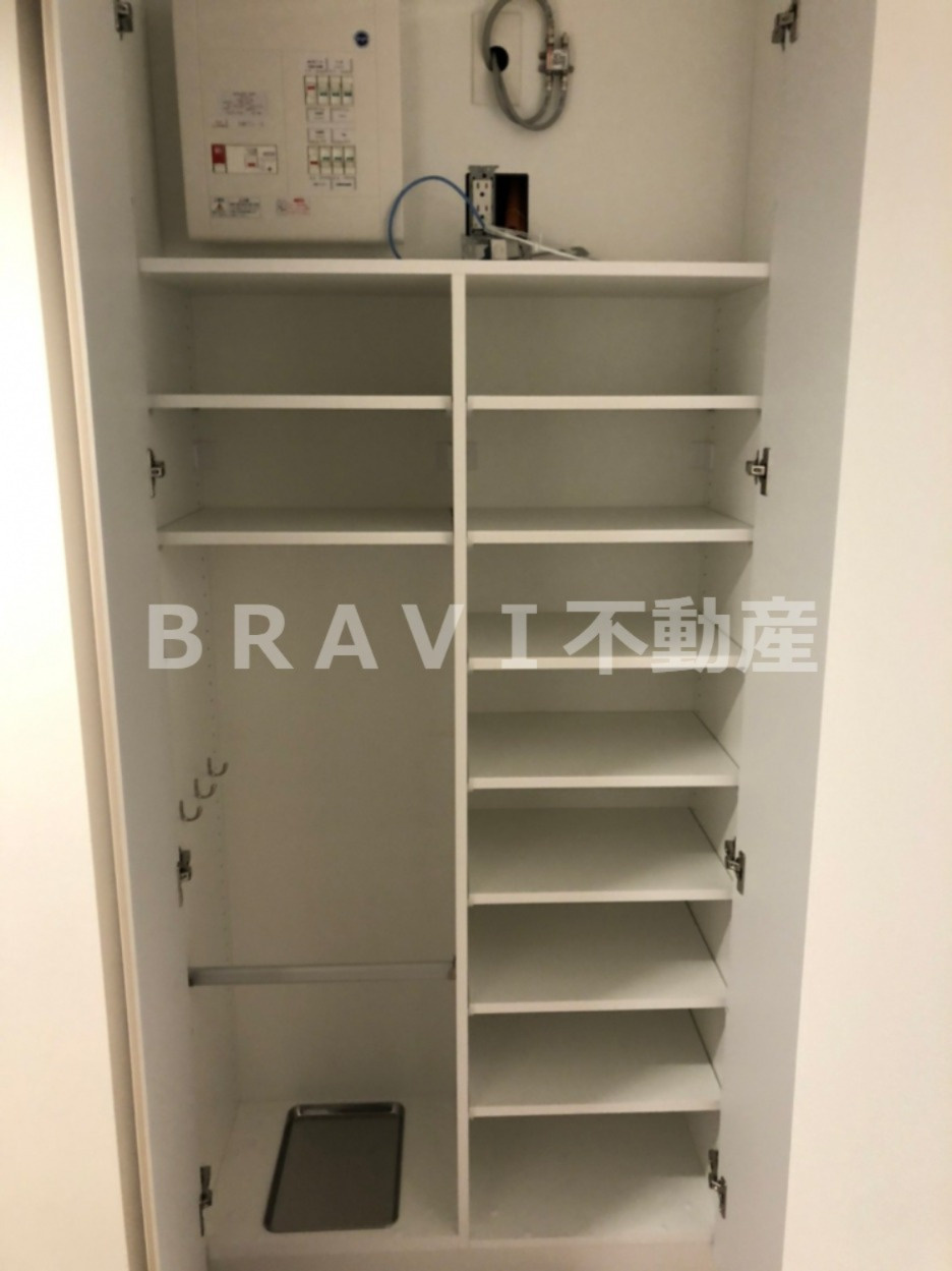 エスリードコート堺筋本町 BRAVI不動産の玄関|シューズボックス