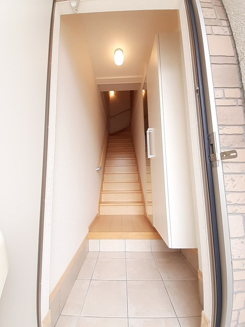 ローズマリーAの玄関