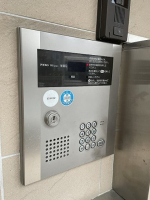 【エントランス】 | クレセント・Ｏ | 防犯対策に有効なオートロック付きのエントランスです！一人暮らしの方も安心ですね♪