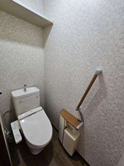 【トイレ】 | グラン元町 | 温水洗浄便座です。おしゃれな手すりとペーパーホルダー。棚もあるのでトイレットペーパーなどを置いておけますね