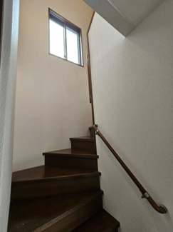 【内装】 | グラン元町 | 一戸建ての階段のようですね
