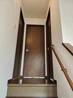 【内装】 | グラン元町 | 2階の階段ホールです