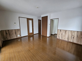 【居間・リビング】 | グラン元町 | 壁紙がおしゃれですね