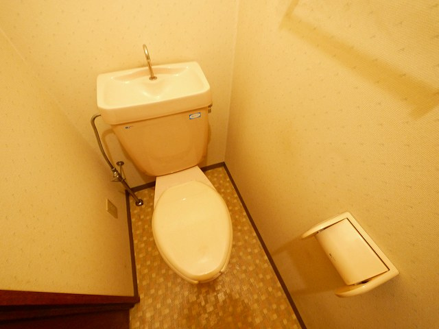 シャトー三島のトイレ|落ち着いた色調のトイレです