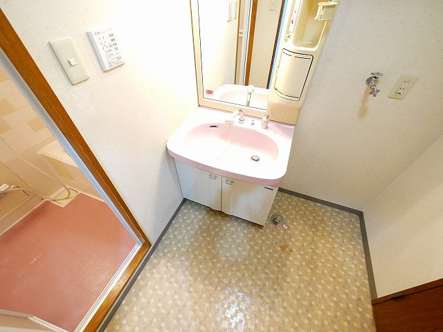 シャトー三島の洗面所|明るい洗面所です