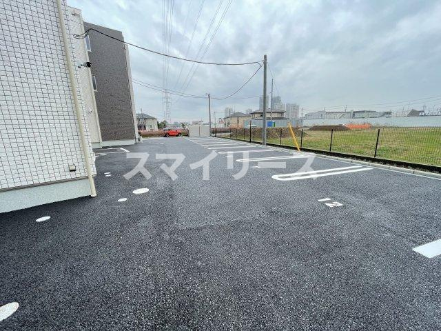 Y・ノヴェルA棟の駐車場