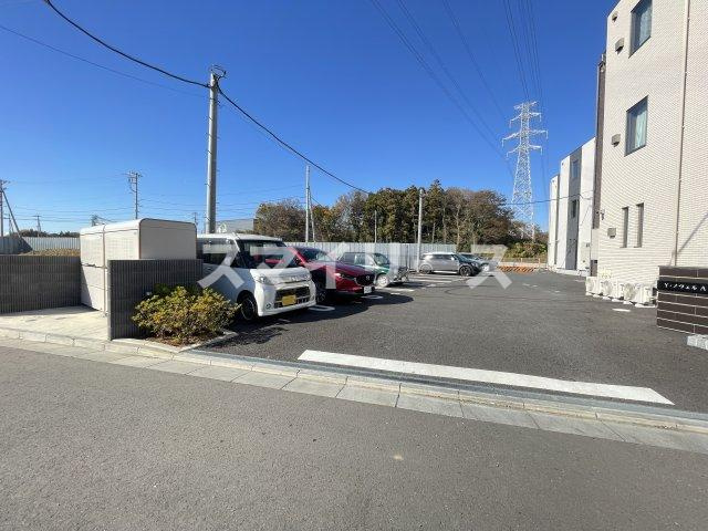 Y・ノヴェルA棟の駐車場