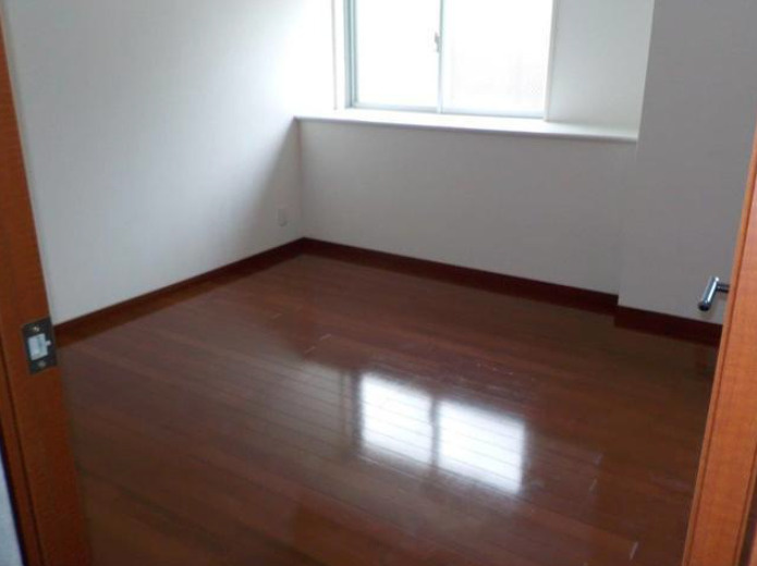 ランドゥール城南の杜【10,000円キャッシュバック対象物件】の寝室|開放的な寝室です