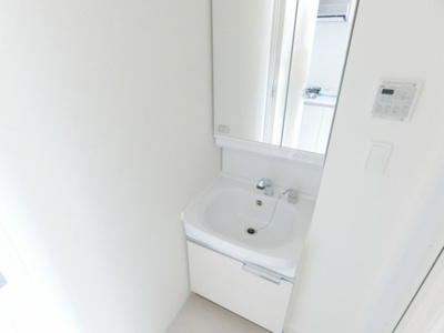 【独立洗面台】 | ファステート神戸ハーバーランド | 独立洗面台、小物を置くことができて便利です