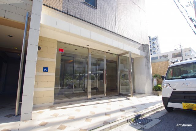 WGB江坂　仲介手数料無料のエントランス