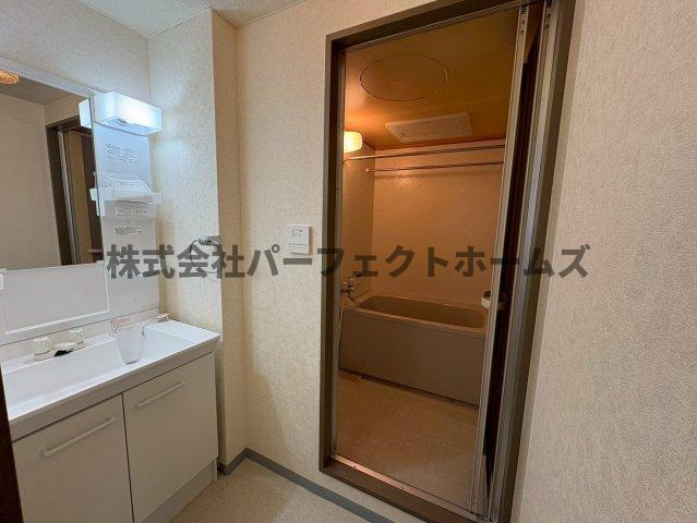 グランドヴィラ香里の洗面所|コンパクトで使いやすい洗面所