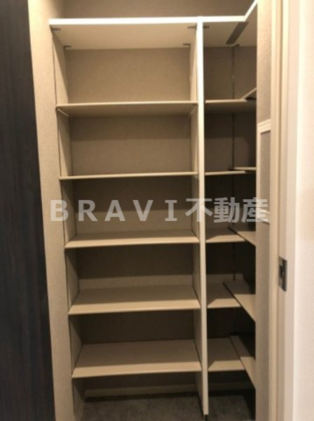 シーズンフラッツ阿波座 BRAVI不動産の玄関|【シーズンフラッツ阿波座】ウォークインシューズボックス