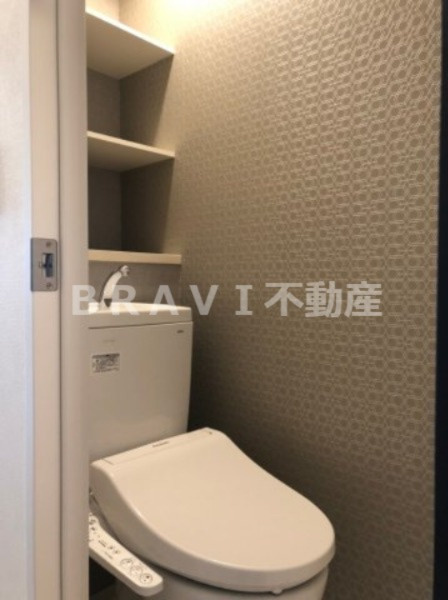 シーズンフラッツ阿波座 BRAVI不動産のトイレ|【シーズンフラッツ阿波座】棚のあるトイレ
