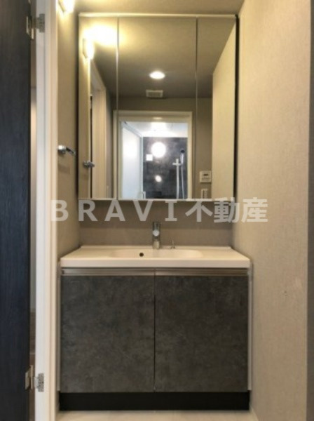シーズンフラッツ阿波座 BRAVI不動産の独立洗面台|【シーズンフラッツ阿波座】大きな三面鏡独立洗面台