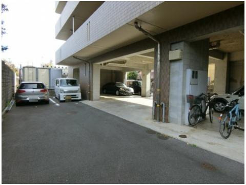 リバーコートCの駐車場