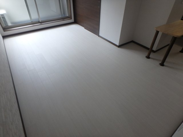 クリスタル花園の居間・リビング