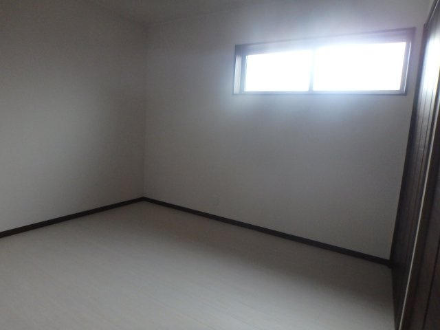 クリスタル花園の洋室