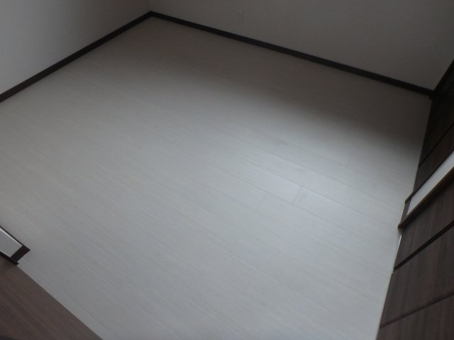 クリスタル花園の洋室