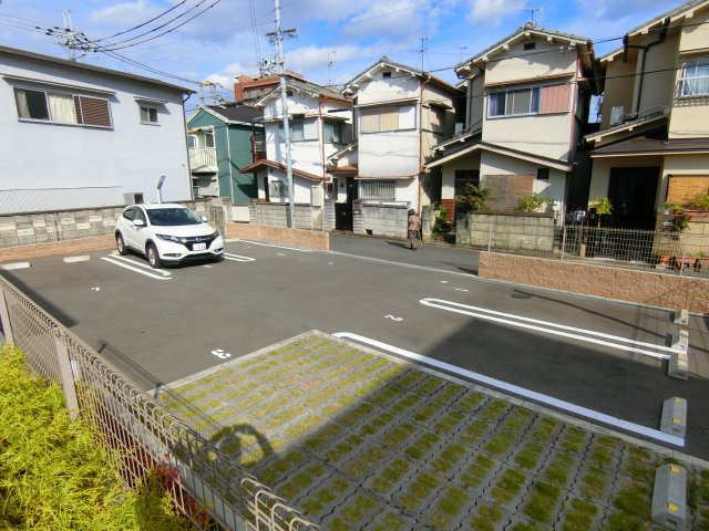 アルビネスの駐車場