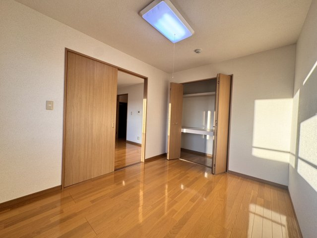 ヒーローマンション・グランブルーの洋室