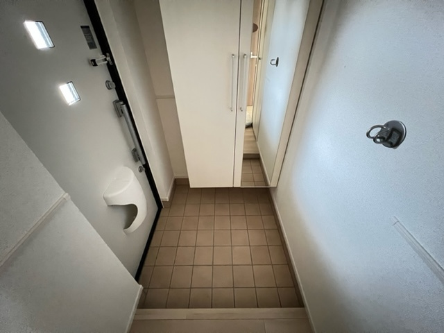 エレガント茱萸木３の玄関