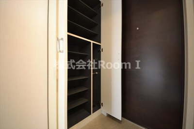 【玄関】 | プレサンス谷町アルファ | 収納もある玄関です