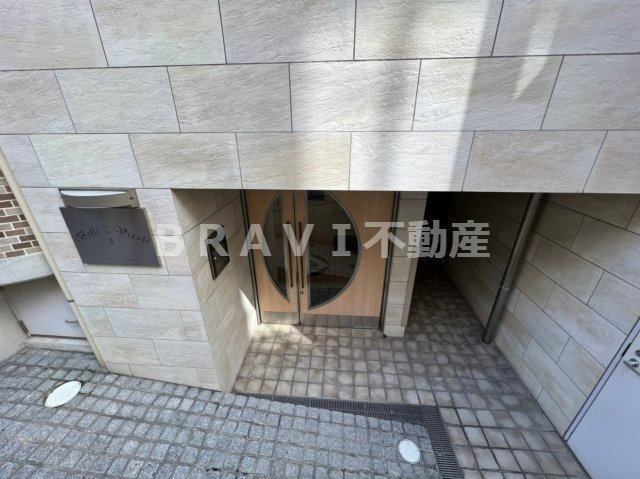 ヴェルビューレⅡ　BRAVI不動産のエントランス|【ヴェルビューレⅡ】ゆとりのあるエントランスです