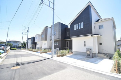 【前面道路含む現地写真】 | ◆全７棟４ＬＤＫカースペース２台◆全棟整形地！藤沢市石川 | 建売分譲ですが１棟１棟表情が違うデザインは建売には見えないところが素敵です(*'▽')