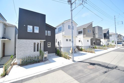 【前面道路含む現地写真】 | ◆全７棟４ＬＤＫカースペース２台◆全棟整形地！藤沢市石川 | 建売分譲ですが１棟１棟表情が違うデザインは建売には見えないところが素敵です(*'▽')