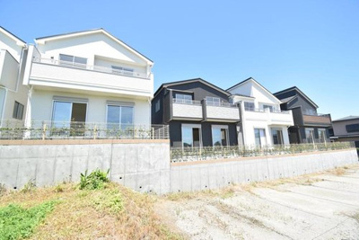 【外観】 | ◆全７棟４ＬＤＫカースペース２台◆全棟整形地！藤沢市石川 | 南側です。陽当たり絶好調です！！