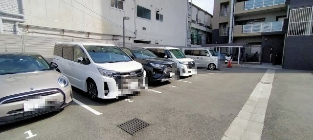 プレサンスロジェ関目の駐車場