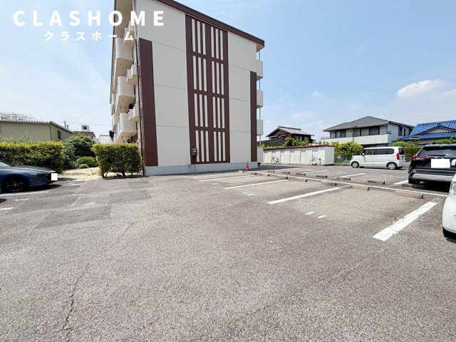 エントピア高須の駐車場