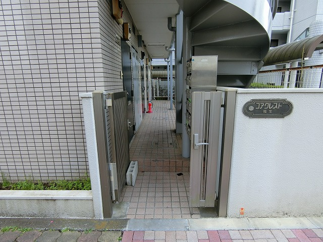 コアクレスト福生のエントランス