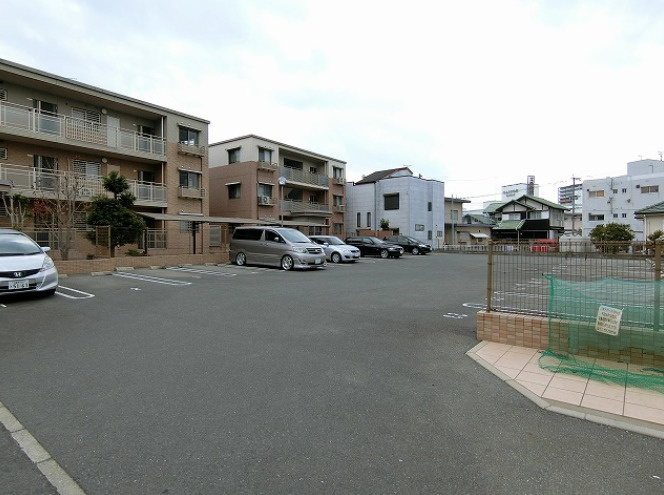 プラザ社田の駐車場