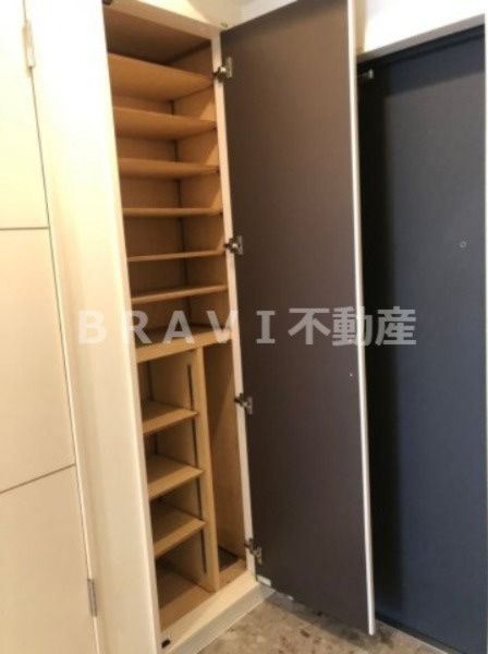 ラムール谷町　BRAVI不動産の玄関|【ラムール谷町】シューズボックス