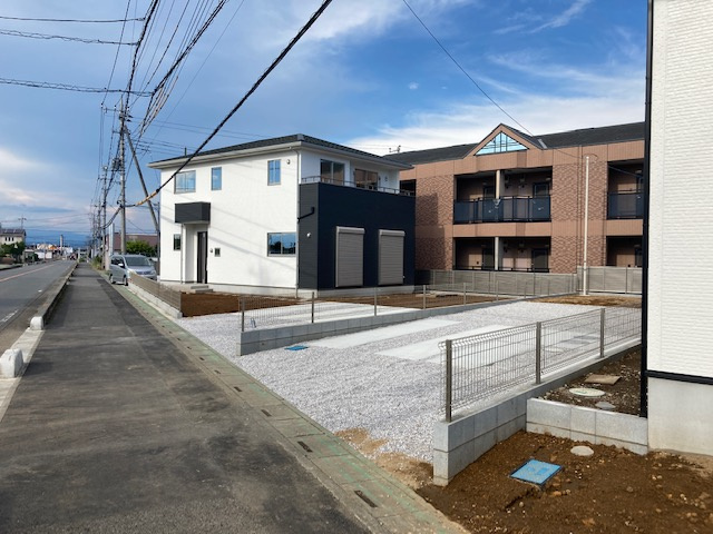 上里町金久保3期（全3棟）2号棟の前面道路含む現地写真