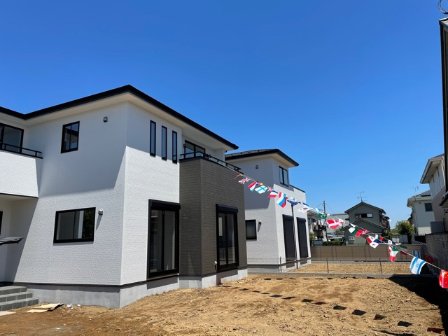 上里町金久保3期（全3棟）2号棟の外観|隣地との距離も保ちながらも綺麗な街並みに溶け込みました！
駐車スペースやお庭も十分に確保しています！